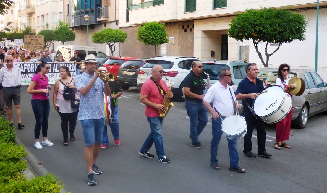 Que ADIF paralice la redacción del proyecto del tren de alta velocidad en superficie por el casco urbano y elabore uno nuevo que contemple el soterramiento, sin modificar el trazado, es la reivindicación unánime del millar de personas que se manifestó en la tarde del jueves en Navalmoral, convocados por la plataforma No al Muro con la colaboración del Ayuntamiento. El lema fue 'Porque el futuro de Navalmoral no pasa por dividirlo. No al muro. Soterramiento ya'.