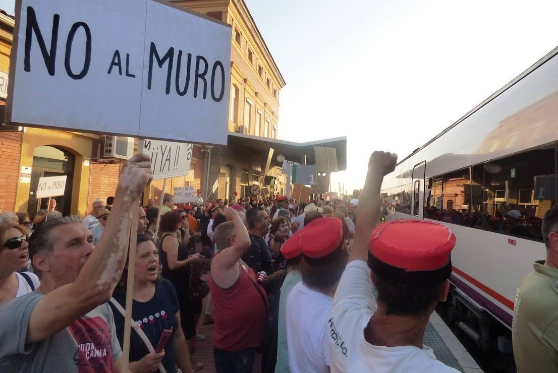 Que ADIF paralice la redacción del proyecto del tren de alta velocidad en superficie por el casco urbano y elabore uno nuevo que contemple el soterramiento, sin modificar el trazado, es la reivindicación unánime del millar de personas que se manifestó en la tarde del jueves en Navalmoral, convocados por la plataforma No al Muro con la colaboración del Ayuntamiento. El lema fue 'Porque el futuro de Navalmoral no pasa por dividirlo. No al muro. Soterramiento ya'.