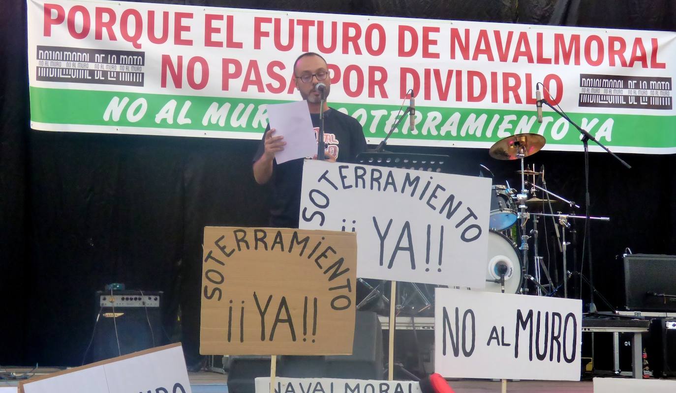 Que ADIF paralice la redacción del proyecto del tren de alta velocidad en superficie por el casco urbano y elabore uno nuevo que contemple el soterramiento, sin modificar el trazado, es la reivindicación unánime del millar de personas que se manifestó en la tarde del jueves en Navalmoral, convocados por la plataforma No al Muro con la colaboración del Ayuntamiento. El lema fue 'Porque el futuro de Navalmoral no pasa por dividirlo. No al muro. Soterramiento ya'.