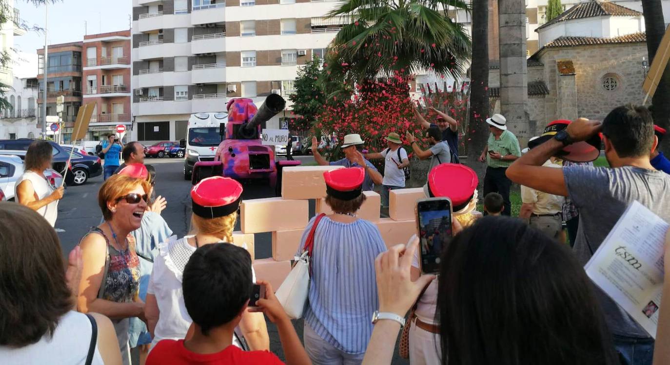 Que ADIF paralice la redacción del proyecto del tren de alta velocidad en superficie por el casco urbano y elabore uno nuevo que contemple el soterramiento, sin modificar el trazado, es la reivindicación unánime del millar de personas que se manifestó en la tarde del jueves en Navalmoral, convocados por la plataforma No al Muro con la colaboración del Ayuntamiento. El lema fue 'Porque el futuro de Navalmoral no pasa por dividirlo. No al muro. Soterramiento ya'.