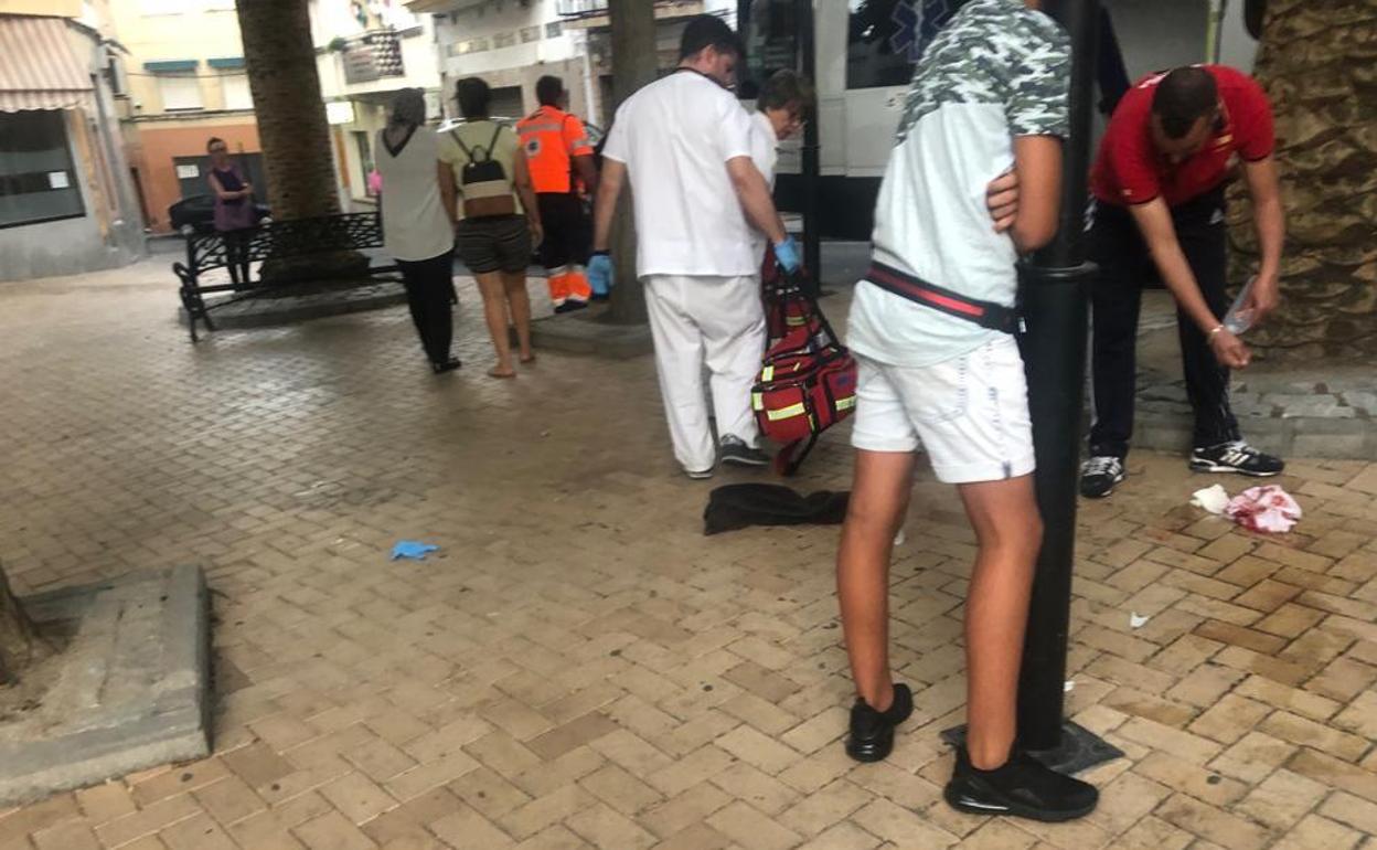Vecinos limpiando la sangre de la calzada 