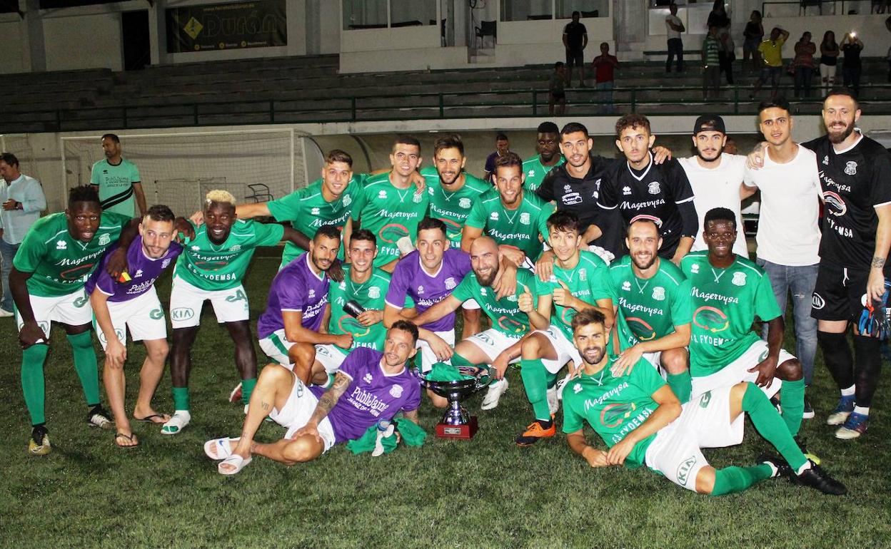 La plantilla verde tras conseguir el trofeo 