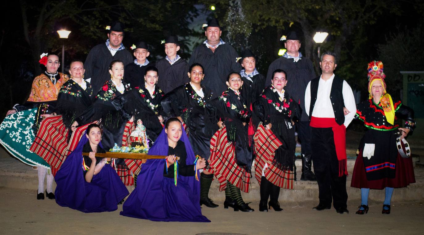 Por cuestión de fechas, el Festival Folklórico de los Pueblos del Mundo fue más extremeño que nunca en la edición que se celebró el domingo en el parque municipal, lleno de público de todas las edades. Por el escenario pasaron los coros y danzas de Madroñera -La Fuentona- y Pueblonuevo de Miramontes -Sueño de Gredos-, además de los organizadores, El Encinar, y Alconetara Folk, de Garrovillas. A ellos se unieron las integrantes del grupo local de danzas árabes y el conjunto de danzas folklóricas Costumbres y Tradiciones, de México.