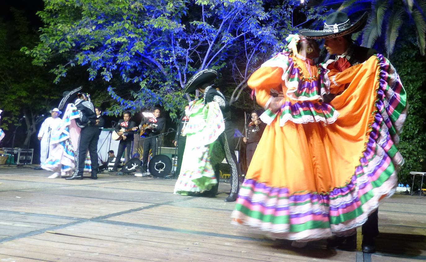 Por cuestión de fechas, el Festival Folklórico de los Pueblos del Mundo fue más extremeño que nunca en la edición que se celebró el domingo en el parque municipal, lleno de público de todas las edades. Por el escenario pasaron los coros y danzas de Madroñera -La Fuentona- y Pueblonuevo de Miramontes -Sueño de Gredos-, además de los organizadores, El Encinar, y Alconetara Folk, de Garrovillas. A ellos se unieron las integrantes del grupo local de danzas árabes y el conjunto de danzas folklóricas Costumbres y Tradiciones, de México.