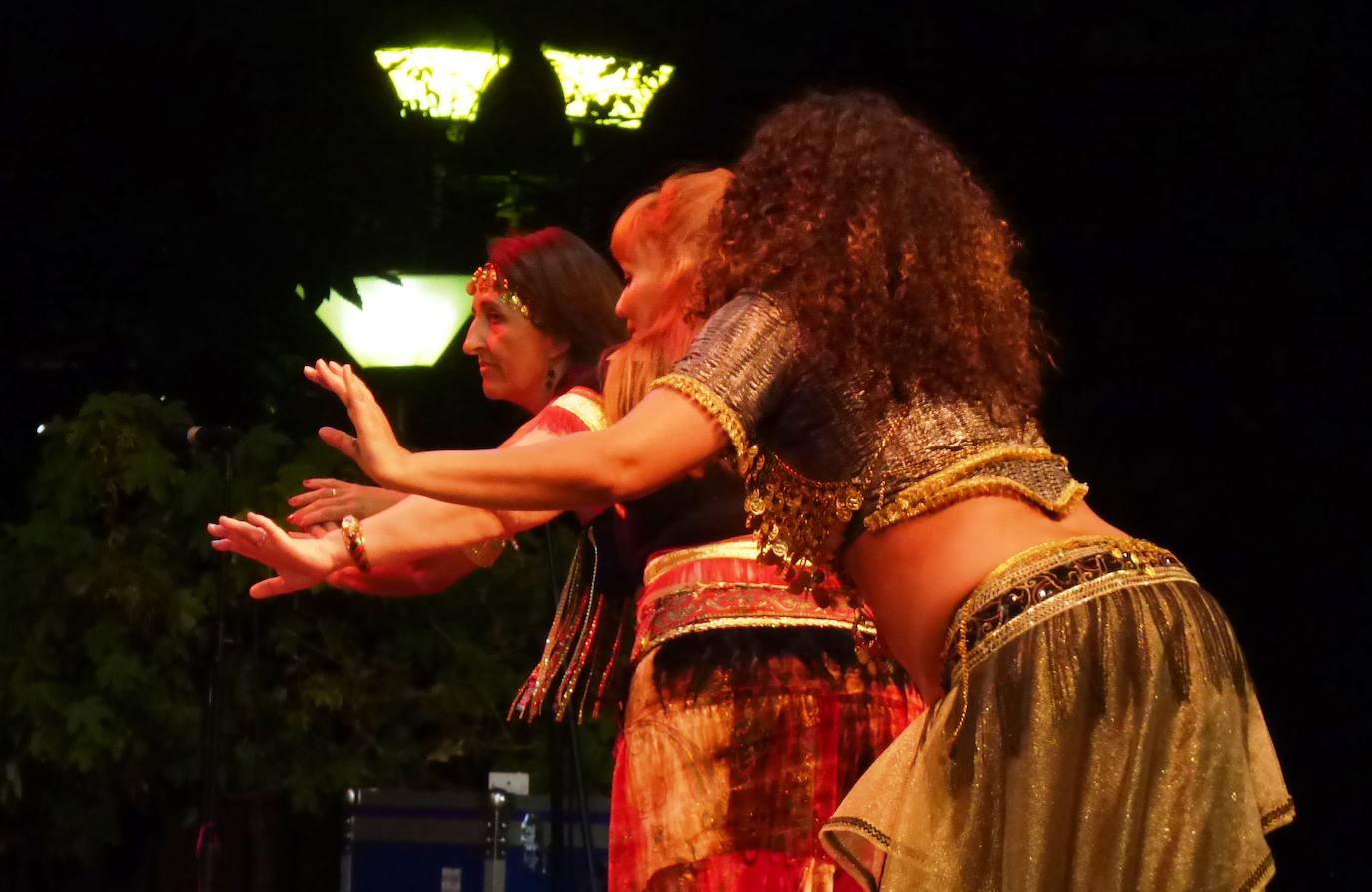 Por cuestión de fechas, el Festival Folklórico de los Pueblos del Mundo fue más extremeño que nunca en la edición que se celebró el domingo en el parque municipal, lleno de público de todas las edades. Por el escenario pasaron los coros y danzas de Madroñera -La Fuentona- y Pueblonuevo de Miramontes -Sueño de Gredos-, además de los organizadores, El Encinar, y Alconetara Folk, de Garrovillas. A ellos se unieron las integrantes del grupo local de danzas árabes y el conjunto de danzas folklóricas Costumbres y Tradiciones, de México.