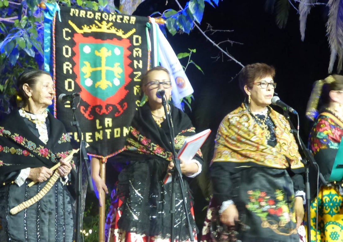 Por cuestión de fechas, el Festival Folklórico de los Pueblos del Mundo fue más extremeño que nunca en la edición que se celebró el domingo en el parque municipal, lleno de público de todas las edades. Por el escenario pasaron los coros y danzas de Madroñera -La Fuentona- y Pueblonuevo de Miramontes -Sueño de Gredos-, además de los organizadores, El Encinar, y Alconetara Folk, de Garrovillas. A ellos se unieron las integrantes del grupo local de danzas árabes y el conjunto de danzas folklóricas Costumbres y Tradiciones, de México.