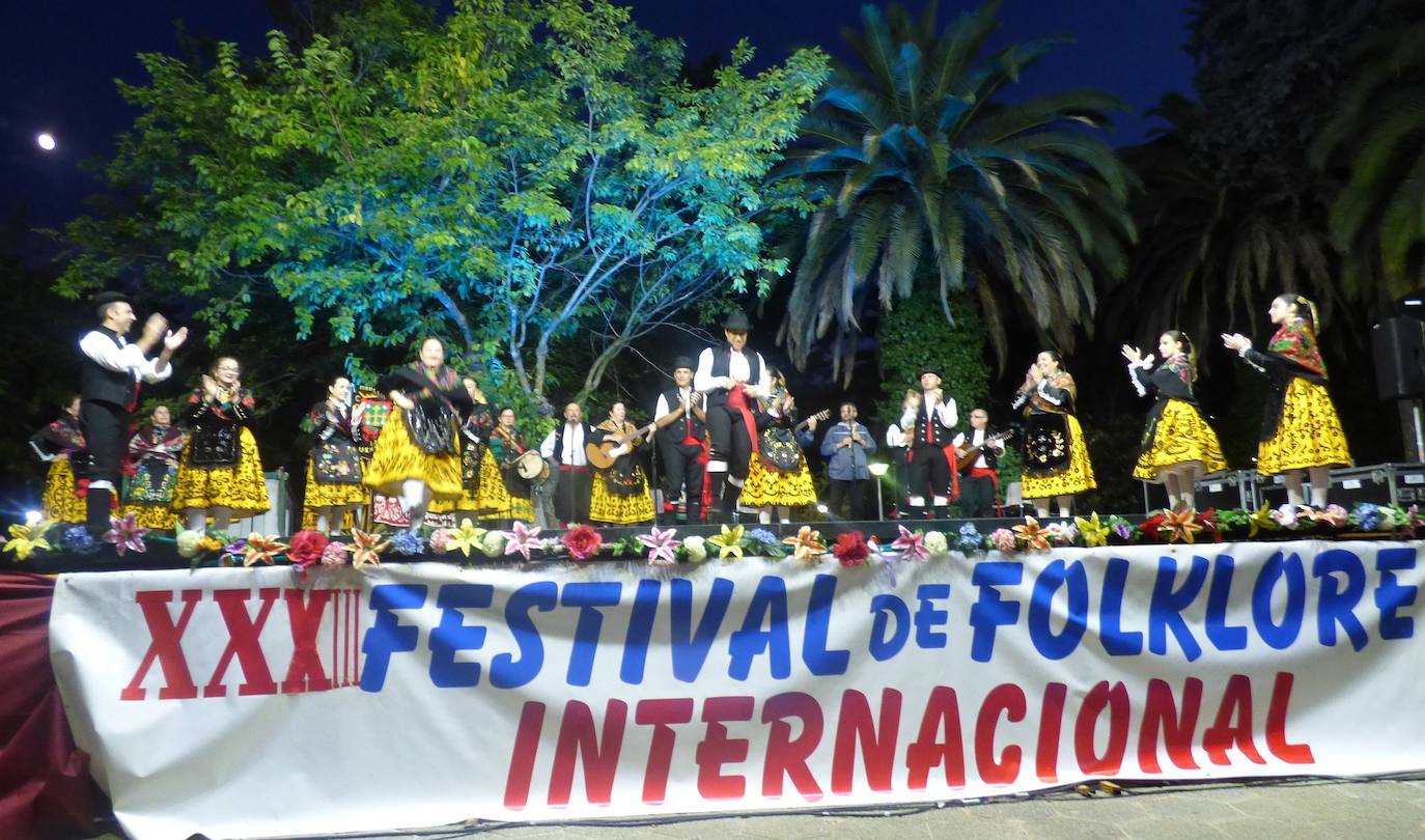 Por cuestión de fechas, el Festival Folklórico de los Pueblos del Mundo fue más extremeño que nunca en la edición que se celebró el domingo en el parque municipal, lleno de público de todas las edades. Por el escenario pasaron los coros y danzas de Madroñera -La Fuentona- y Pueblonuevo de Miramontes -Sueño de Gredos-, además de los organizadores, El Encinar, y Alconetara Folk, de Garrovillas. A ellos se unieron las integrantes del grupo local de danzas árabes y el conjunto de danzas folklóricas Costumbres y Tradiciones, de México.