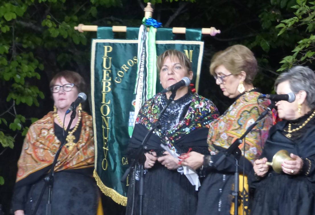 Por cuestión de fechas, el Festival Folklórico de los Pueblos del Mundo fue más extremeño que nunca en la edición que se celebró el domingo en el parque municipal, lleno de público de todas las edades. Por el escenario pasaron los coros y danzas de Madroñera -La Fuentona- y Pueblonuevo de Miramontes -Sueño de Gredos-, además de los organizadores, El Encinar, y Alconetara Folk, de Garrovillas. A ellos se unieron las integrantes del grupo local de danzas árabes y el conjunto de danzas folklóricas Costumbres y Tradiciones, de México.