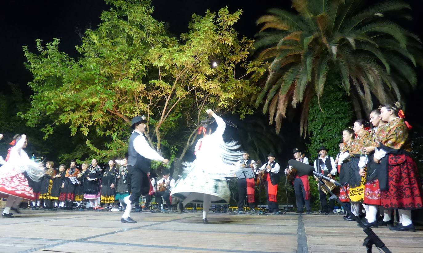 Por cuestión de fechas, el Festival Folklórico de los Pueblos del Mundo fue más extremeño que nunca en la edición que se celebró el domingo en el parque municipal, lleno de público de todas las edades. Por el escenario pasaron los coros y danzas de Madroñera -La Fuentona- y Pueblonuevo de Miramontes -Sueño de Gredos-, además de los organizadores, El Encinar, y Alconetara Folk, de Garrovillas. A ellos se unieron las integrantes del grupo local de danzas árabes y el conjunto de danzas folklóricas Costumbres y Tradiciones, de México.
