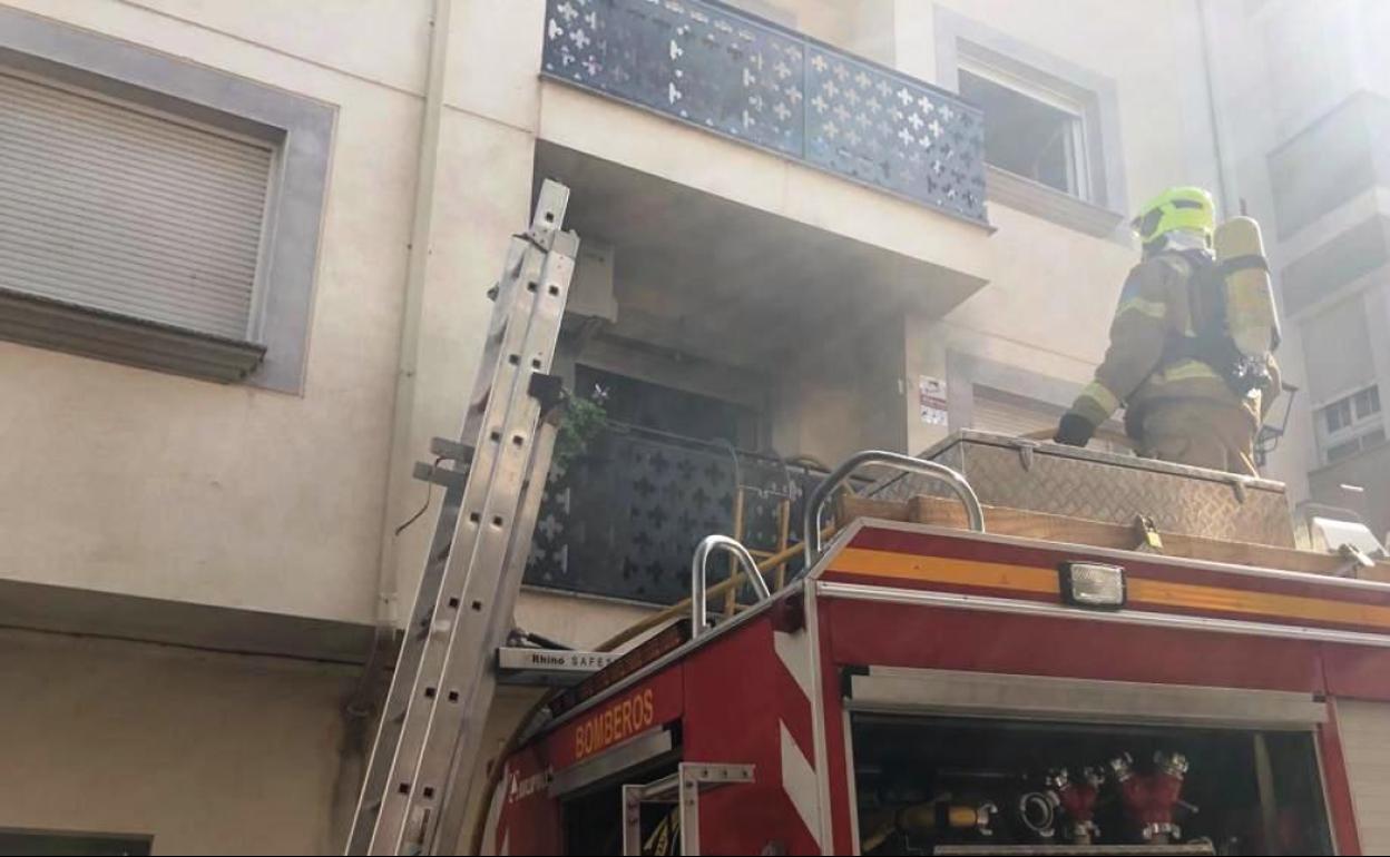 Incendio en una vivienda próxima a la plaza del Pósito