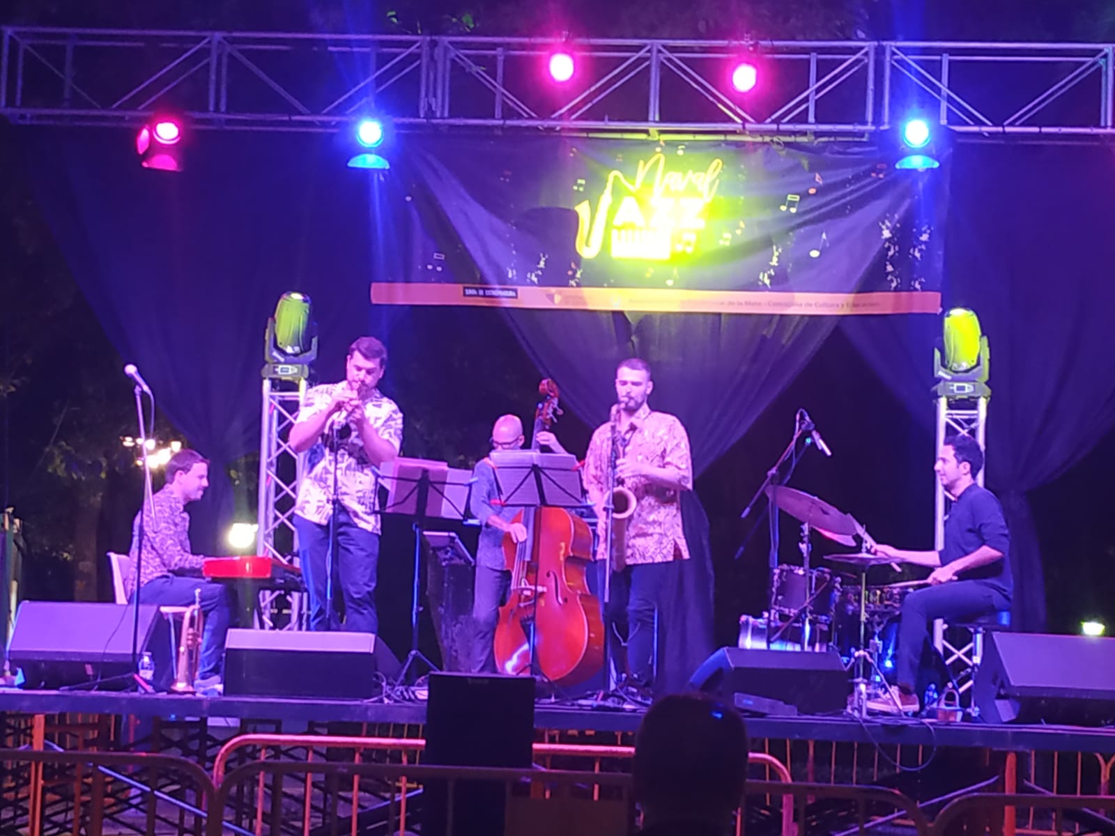El parque municipal sonó a jazz el viernes y el sábado en la cuarta edición del Festival Navaljazz, con menos público del que merecía la categoría de los músicos que pasaron por el escenario -Iván San Juan, Las Negras del 45, Jaganda de Pedra y Miron Rfajlovic- pero está costando que este estilo de música prenda en Navalmoral. Eso sí, en la primera jornada fue numerosa la asistencia de dirigentes políticos, cargos públicos y representantes de la cultura de la zona ante la presencia de la consejera Nuria Flores en su primera intervención como tal en Navalmoral. En este reportaje gráfico de Noemí García Jiménez hacemos un repaso al festival.