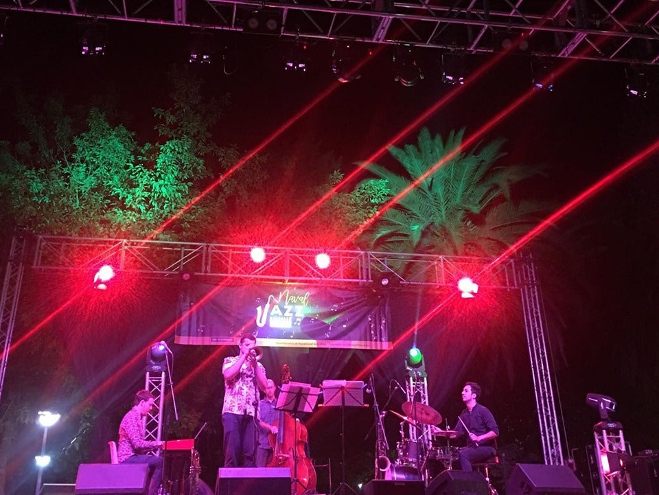 El parque municipal sonó a jazz el viernes y el sábado en la cuarta edición del Festival Navaljazz, con menos público del que merecía la categoría de los músicos que pasaron por el escenario -Iván San Juan, Las Negras del 45, Jaganda de Pedra y Miron Rfajlovic- pero está costando que este estilo de música prenda en Navalmoral. Eso sí, en la primera jornada fue numerosa la asistencia de dirigentes políticos, cargos públicos y representantes de la cultura de la zona ante la presencia de la consejera Nuria Flores en su primera intervención como tal en Navalmoral. En este reportaje gráfico de Noemí García Jiménez hacemos un repaso al festival.