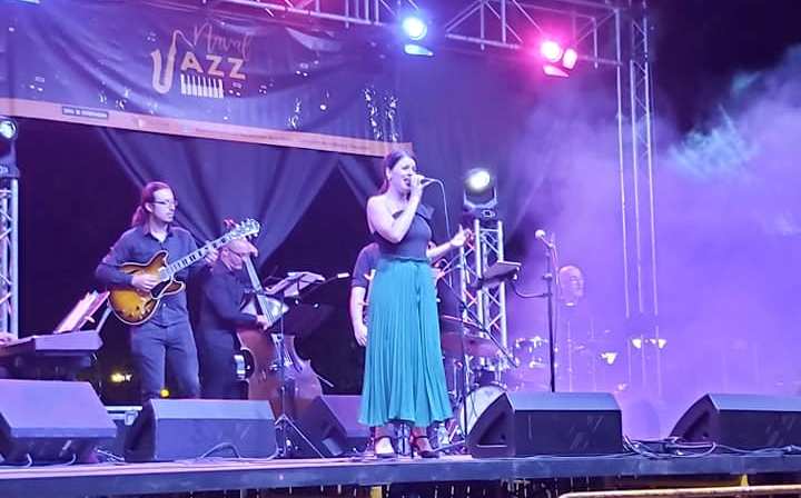El parque municipal sonó a jazz el viernes y el sábado en la cuarta edición del Festival Navaljazz, con menos público del que merecía la categoría de los músicos que pasaron por el escenario -Iván San Juan, Las Negras del 45, Jaganda de Pedra y Miron Rfajlovic- pero está costando que este estilo de música prenda en Navalmoral. Eso sí, en la primera jornada fue numerosa la asistencia de dirigentes políticos, cargos públicos y representantes de la cultura de la zona ante la presencia de la consejera Nuria Flores en su primera intervención como tal en Navalmoral. En este reportaje gráfico de Noemí García Jiménez hacemos un repaso al festival.