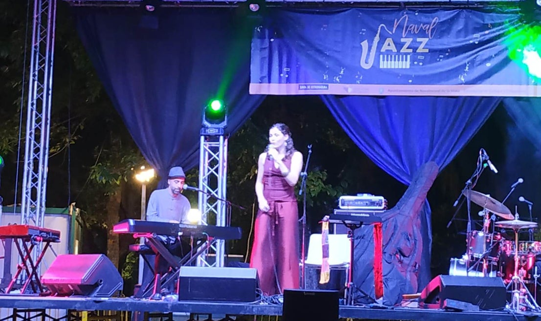 El parque municipal sonó a jazz el viernes y el sábado en la cuarta edición del Festival Navaljazz, con menos público del que merecía la categoría de los músicos que pasaron por el escenario -Iván San Juan, Las Negras del 45, Jaganda de Pedra y Miron Rfajlovic- pero está costando que este estilo de música prenda en Navalmoral. Eso sí, en la primera jornada fue numerosa la asistencia de dirigentes políticos, cargos públicos y representantes de la cultura de la zona ante la presencia de la consejera Nuria Flores en su primera intervención como tal en Navalmoral. En este reportaje gráfico de Noemí García Jiménez hacemos un repaso al festival.