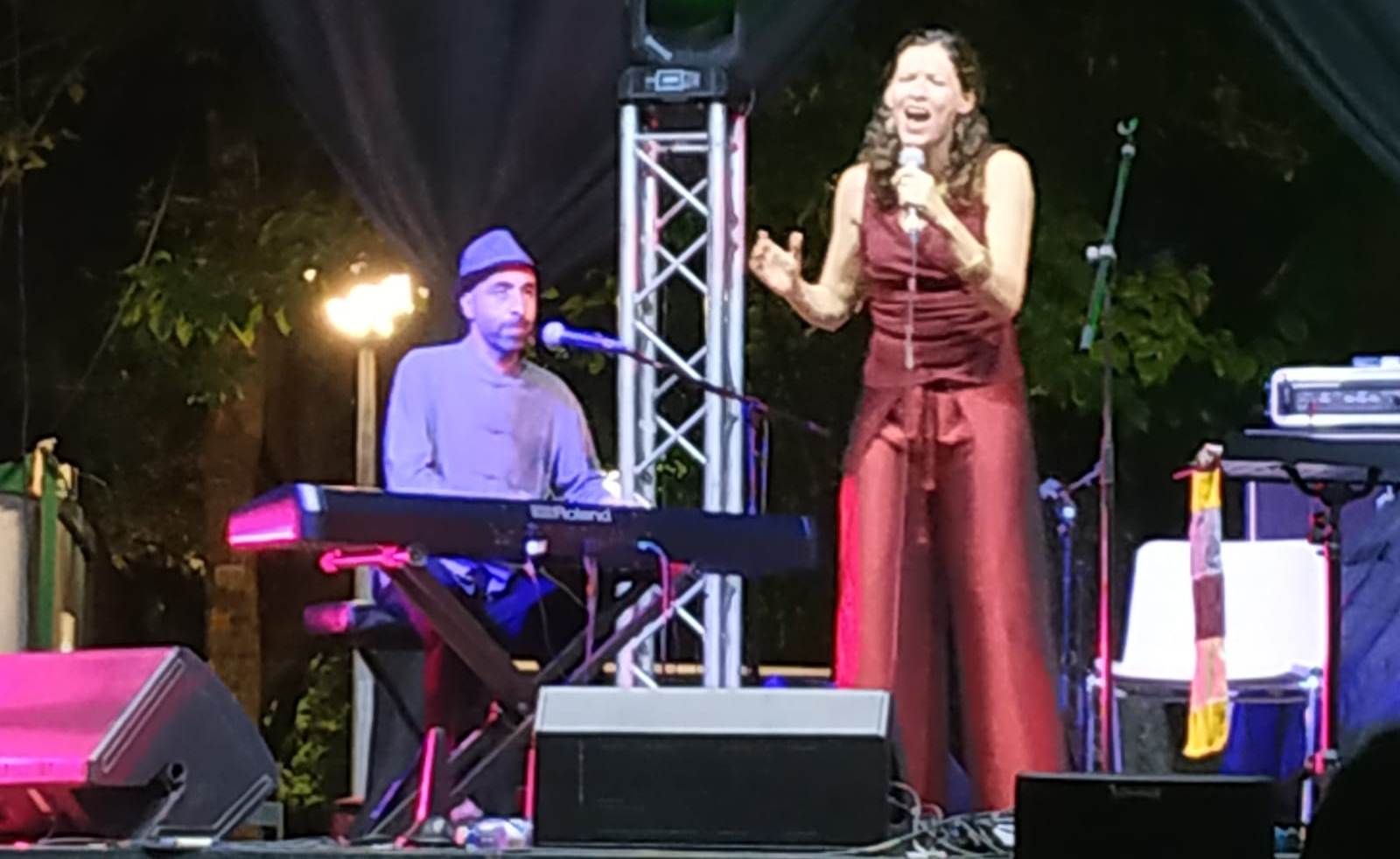 El parque municipal sonó a jazz el viernes y el sábado en la cuarta edición del Festival Navaljazz, con menos público del que merecía la categoría de los músicos que pasaron por el escenario -Iván San Juan, Las Negras del 45, Jaganda de Pedra y Miron Rfajlovic- pero está costando que este estilo de música prenda en Navalmoral. Eso sí, en la primera jornada fue numerosa la asistencia de dirigentes políticos, cargos públicos y representantes de la cultura de la zona ante la presencia de la consejera Nuria Flores en su primera intervención como tal en Navalmoral. En este reportaje gráfico de Noemí García Jiménez hacemos un repaso al festival.