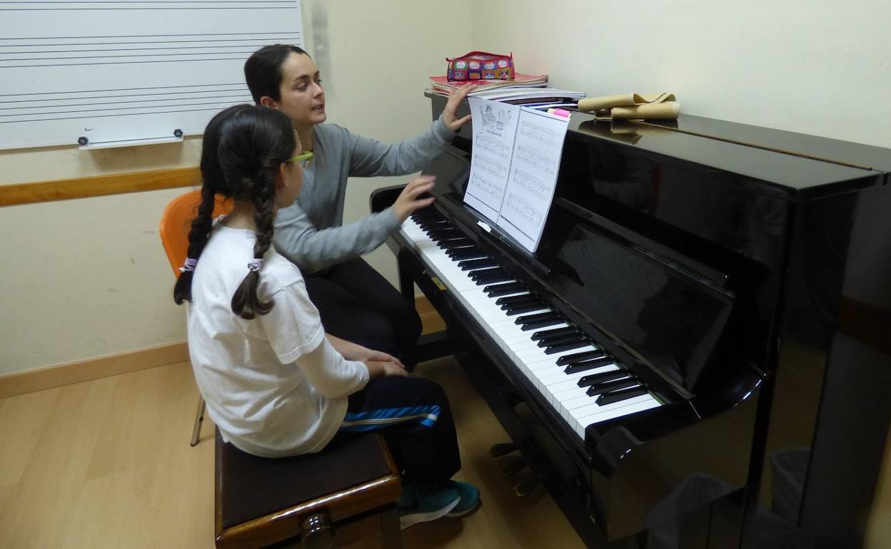 Clase de piano en la Escuela de Música 