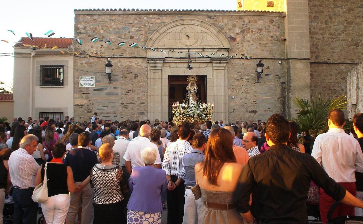 Salida de la imagen de la virgen de la Soledad 