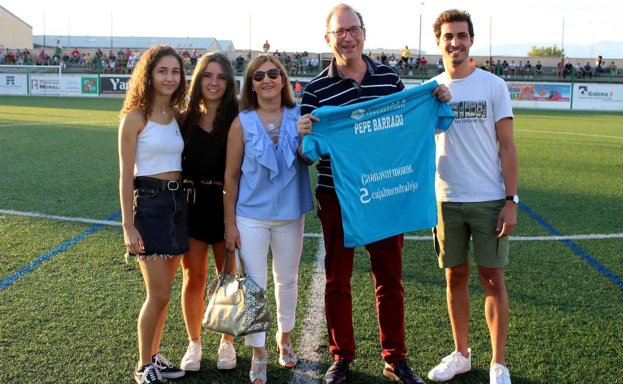 El periodista Pepe Barrado recibió una camiseta del Moralo por sus 29 años en Radio Navalmoral.