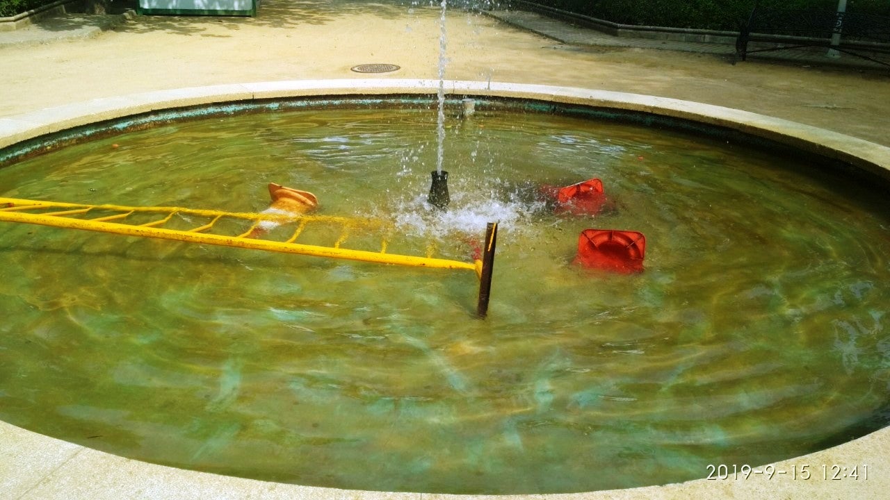 Una valla y varios pivotes dentro de la fuente 