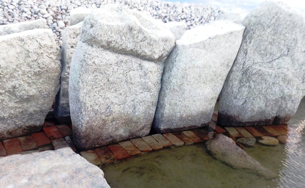 Ladrillos colocados para proteger el dolmen 