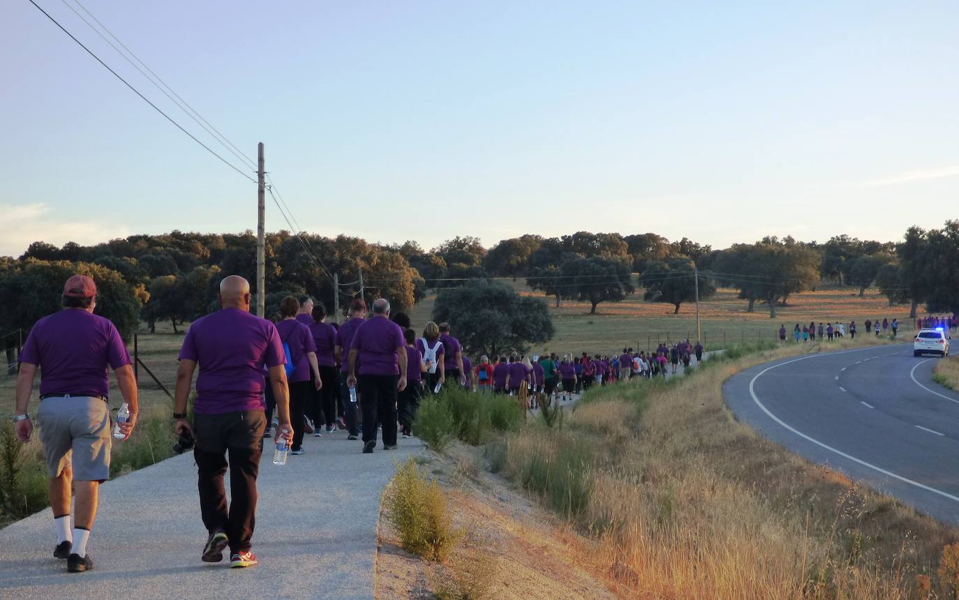 Cerca de 300 personas participaron el sábado en la I Marcha Nocturna Solidaria por el Alzheimer 'Camina hacia el recuerdo', organizada por AFACA con la colaboración de la concejalía de Salud, siguiendo el carril bici hasta Millanes, donde fueron recibidos por sus vecinos con una limonada y dulces al estar celebrando las fiestas de San Francisco. La ruta arroja un balance positivo, con algunos detalles a pulir en próximas ediciones.