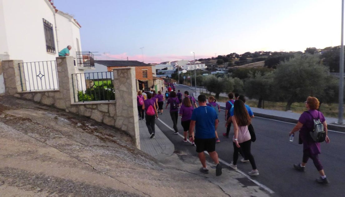Cerca de 300 personas participaron el sábado en la I Marcha Nocturna Solidaria por el Alzheimer 'Camina hacia el recuerdo', organizada por AFACA con la colaboración de la concejalía de Salud, siguiendo el carril bici hasta Millanes, donde fueron recibidos por sus vecinos con una limonada y dulces al estar celebrando las fiestas de San Francisco. La ruta arroja un balance positivo, con algunos detalles a pulir en próximas ediciones.