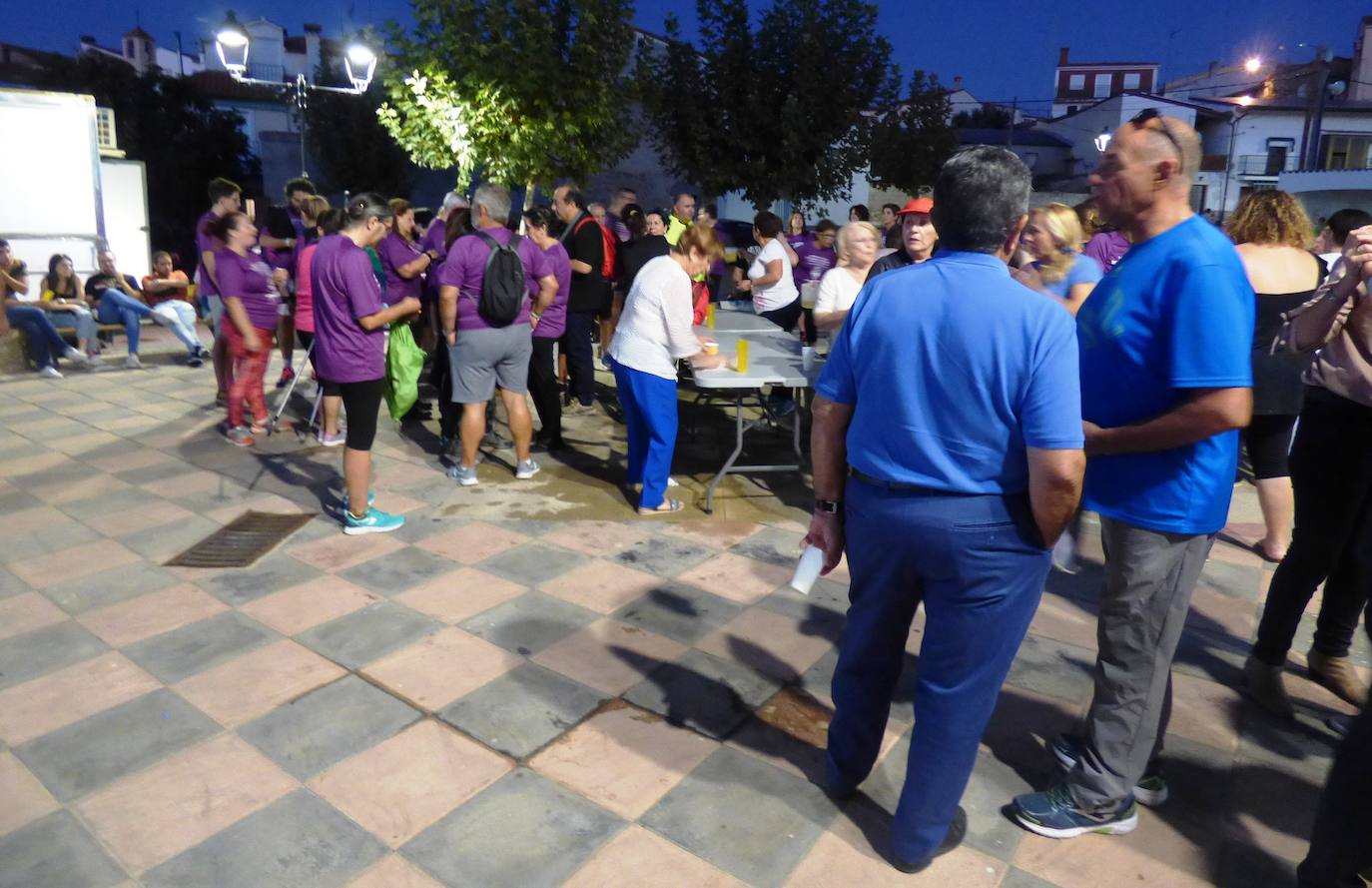 Cerca de 300 personas participaron el sábado en la I Marcha Nocturna Solidaria por el Alzheimer 'Camina hacia el recuerdo', organizada por AFACA con la colaboración de la concejalía de Salud, siguiendo el carril bici hasta Millanes, donde fueron recibidos por sus vecinos con una limonada y dulces al estar celebrando las fiestas de San Francisco. La ruta arroja un balance positivo, con algunos detalles a pulir en próximas ediciones.