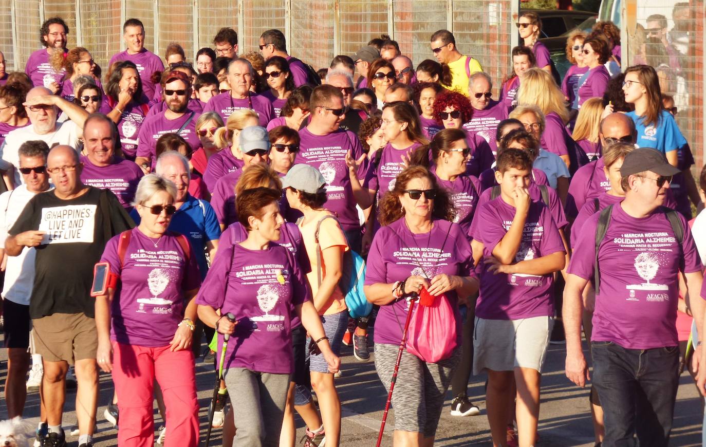 Cerca de 300 personas participaron el sábado en la I Marcha Nocturna Solidaria por el Alzheimer 'Camina hacia el recuerdo', organizada por AFACA con la colaboración de la concejalía de Salud, siguiendo el carril bici hasta Millanes, donde fueron recibidos por sus vecinos con una limonada y dulces al estar celebrando las fiestas de San Francisco. La ruta arroja un balance positivo, con algunos detalles a pulir en próximas ediciones.