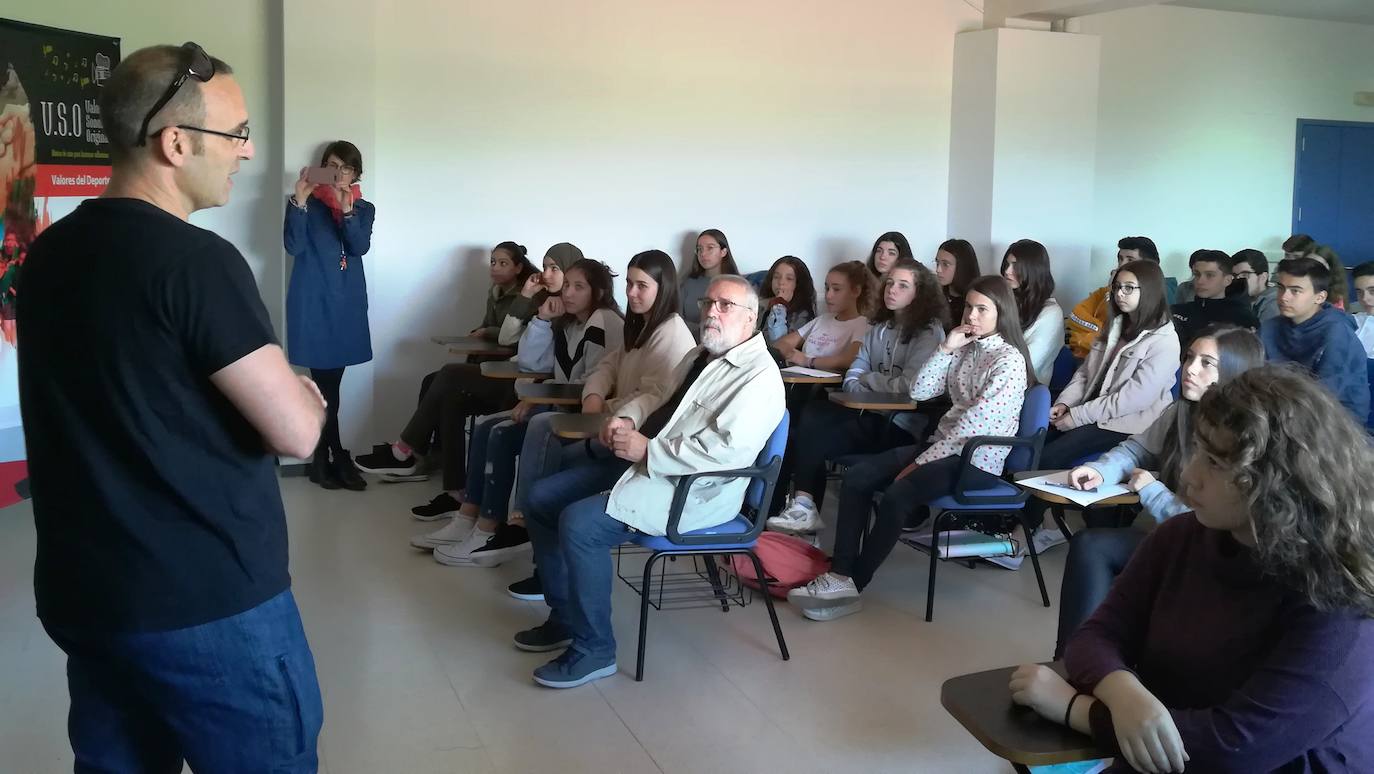 Miguel Coca en plena charla en el instituto Albalat 