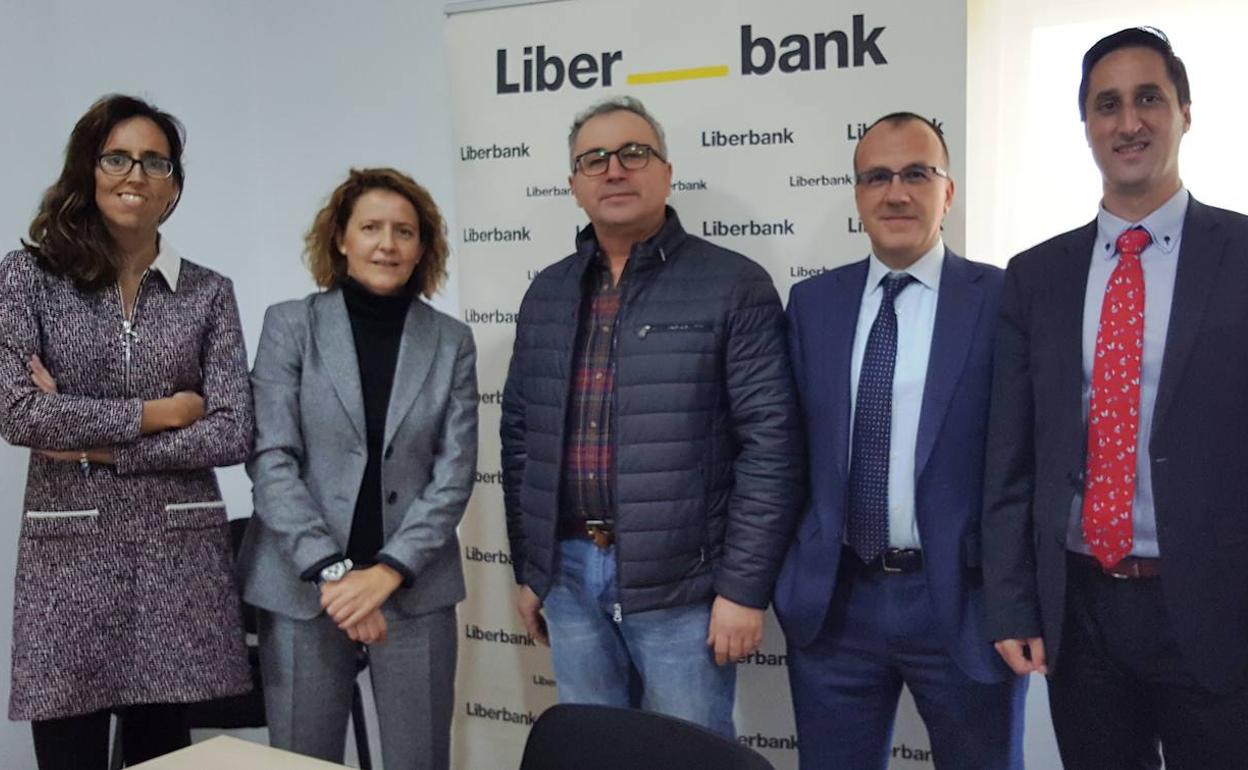 La Comunidad de Regantes de Valdecañas firma un convenio de colaboración con Liberbank
