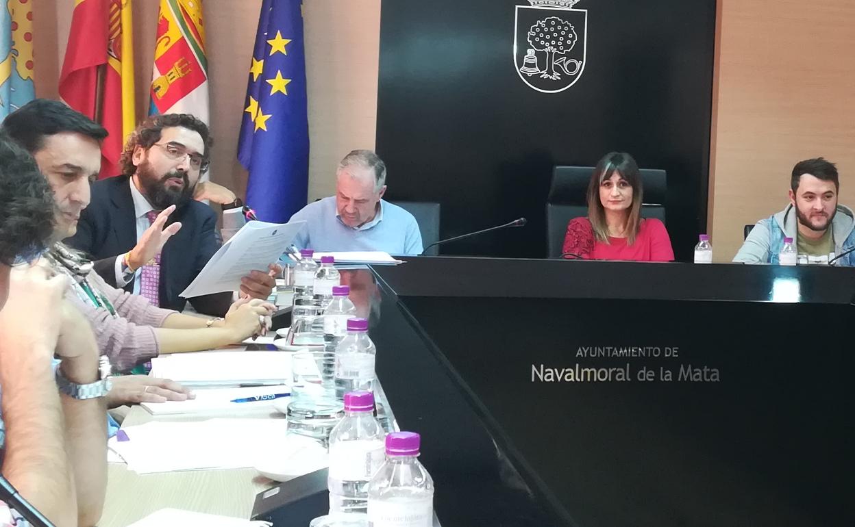 Jaime Vega se dirige a los asistentes al pleno 