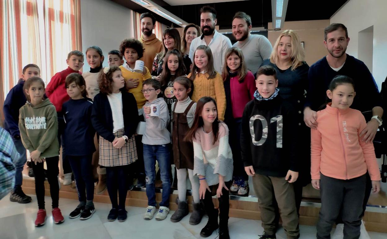 Los escolares con los representantes municipales en el salón de plenos 
