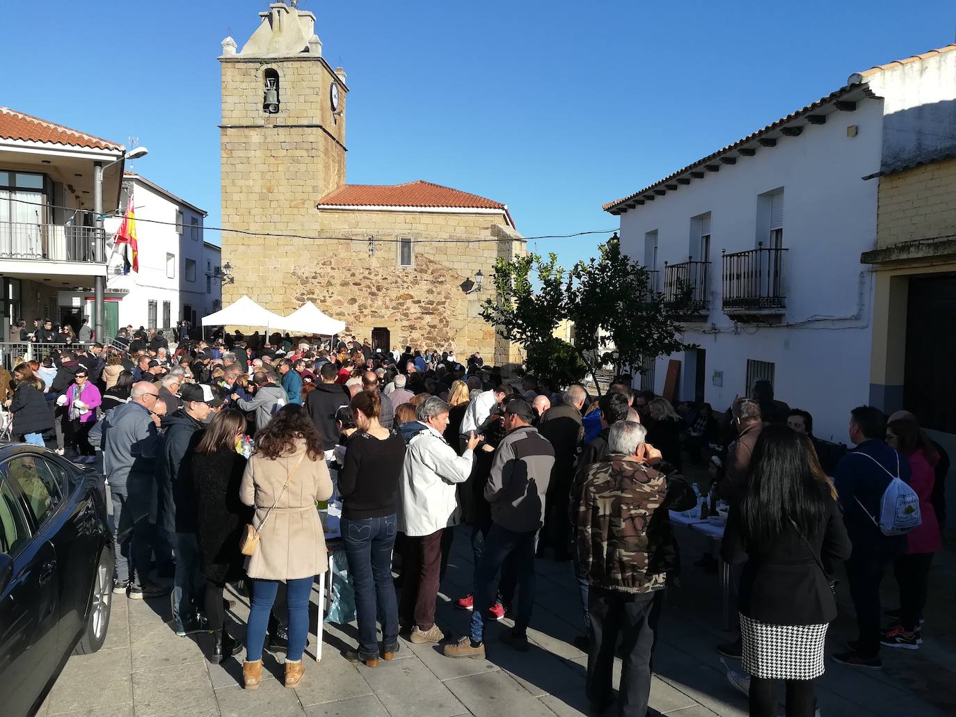 Fotos: Peraleda de San Román vive una jornada alrededor de la aceituna y el aceite de oliva