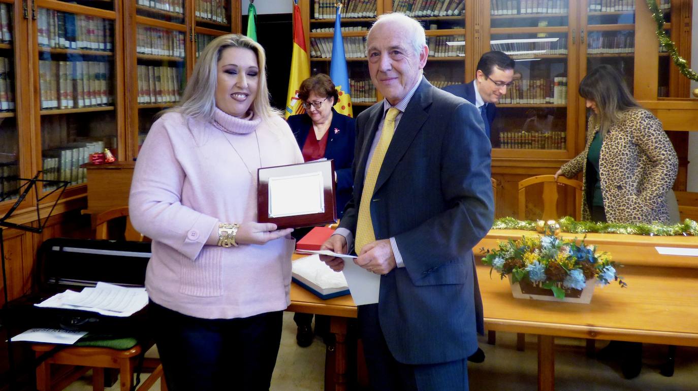 Nuria Gil, ganadoa del accésit 