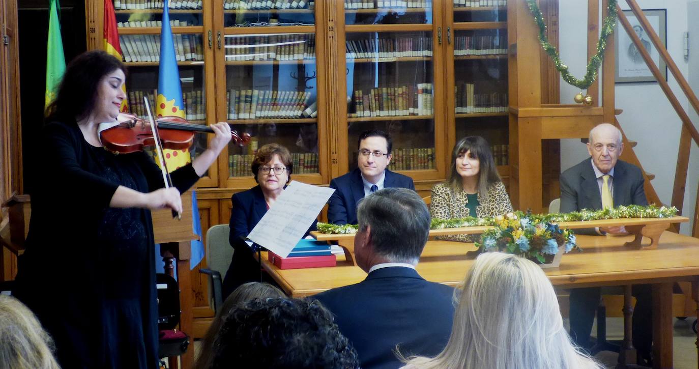 La violinista Andrena Yaradzhieva puso música entre las palabras 