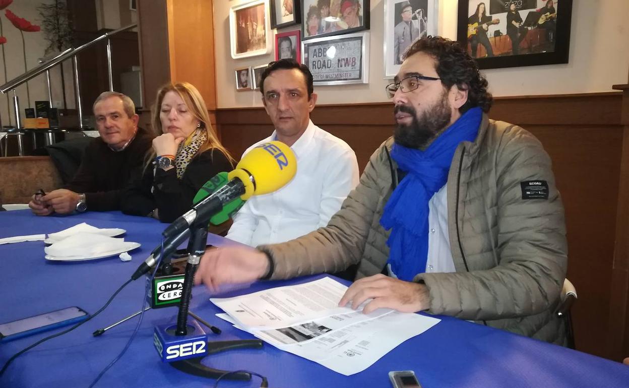 Jaime Vega, portavoz municipal del PP, y otros afiliados locales 