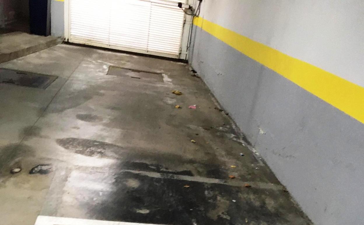 Usuarios del parking de La Chimenea se quejan de su cierre al público y de la basura acumulada