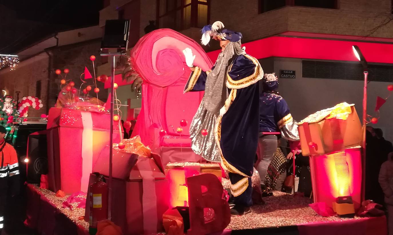 Fotos: La cabalgata de los Reyes Magos despide la Navidad