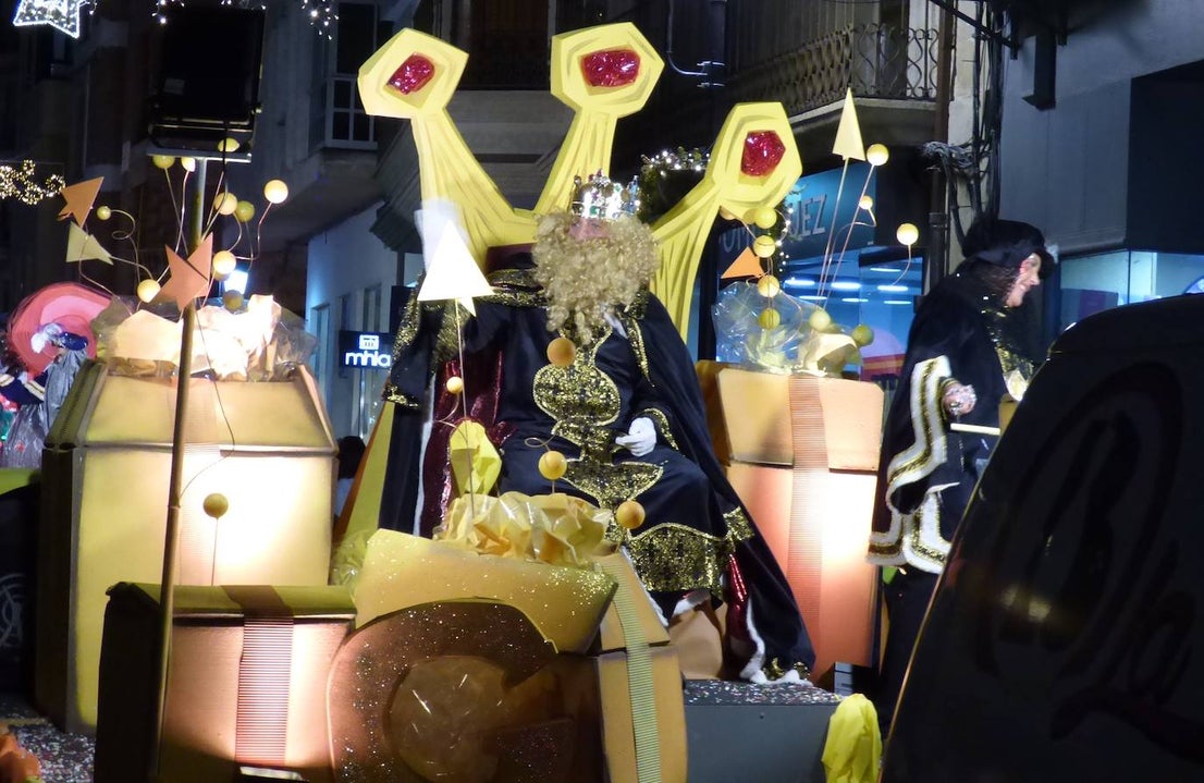 Fotos: La cabalgata de los Reyes Magos despide la Navidad