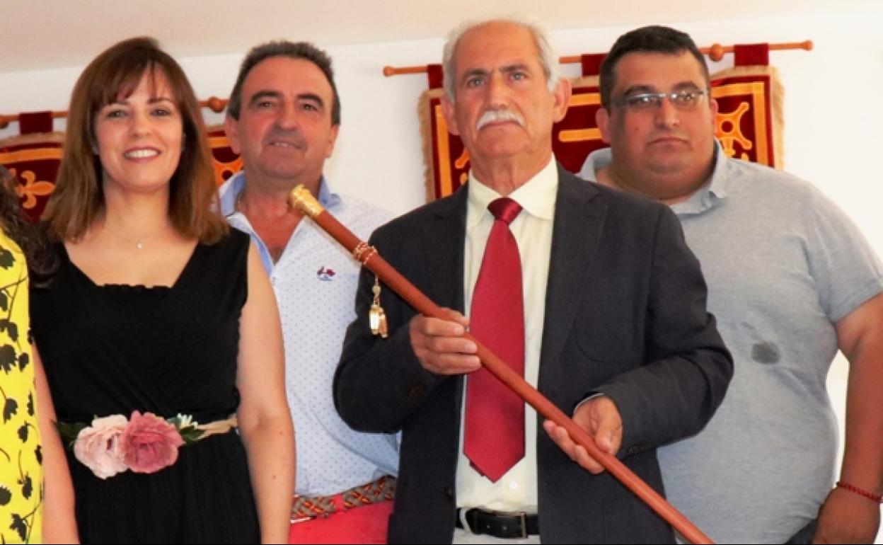 Luis Perona, alcalde de Tiétar, con el bastón de mando 