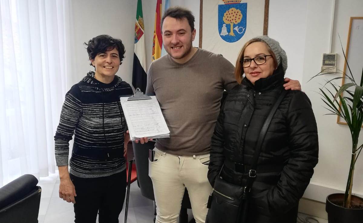 La monitora y una de las madres con el concejal de Deportes 