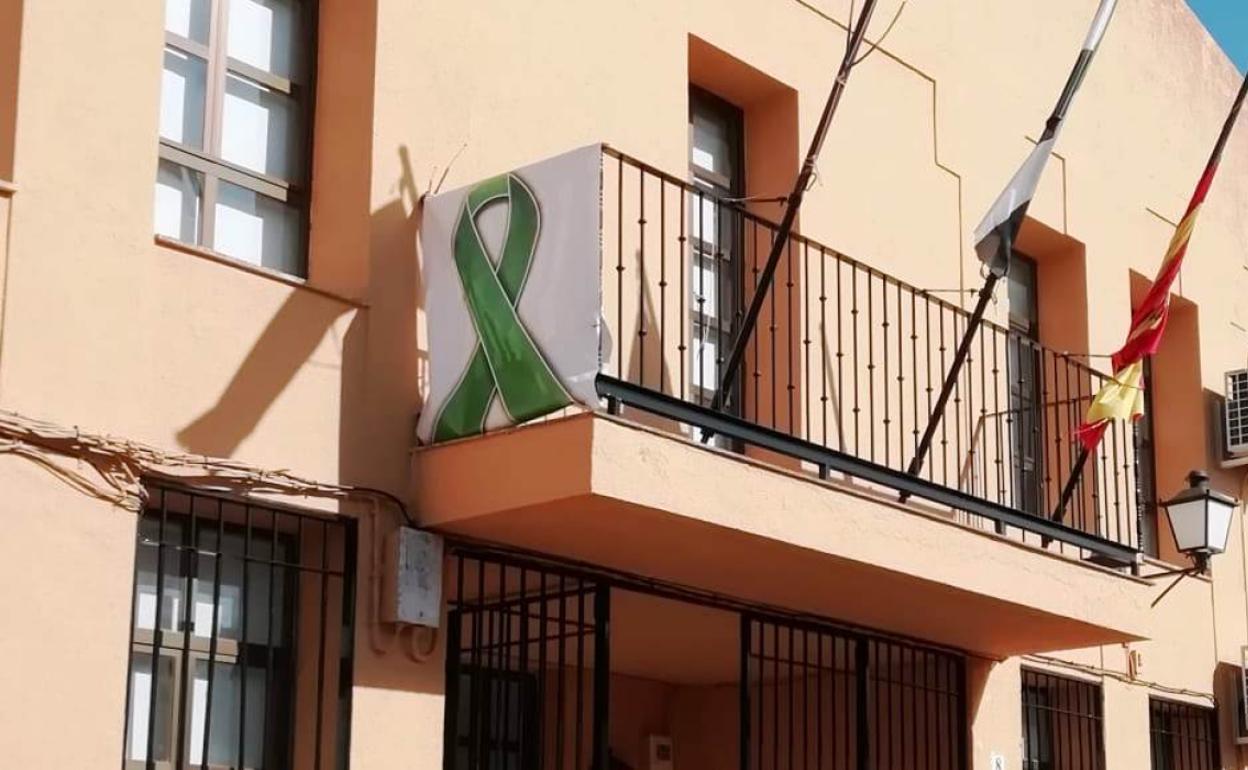 Lazo verde que ya uce en el Ayuntamiento de Valdehúncar 