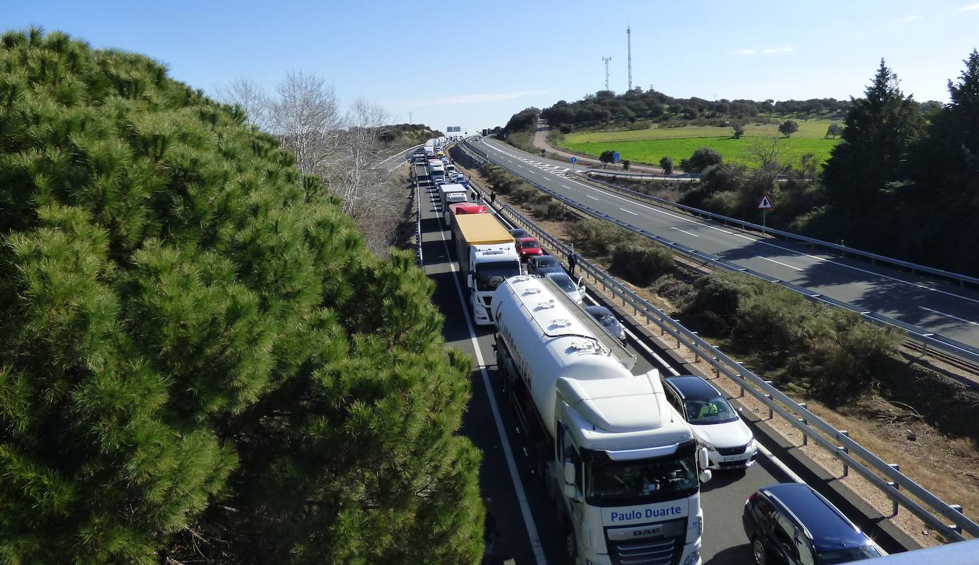 Las retenciones de prolongaron varios kilómetros 