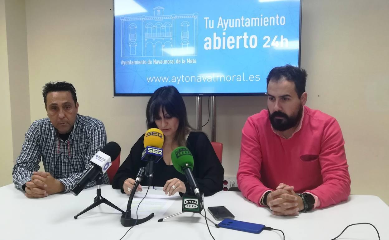 Raque Medina con el concejal de Festejos y el portavoz municipal 