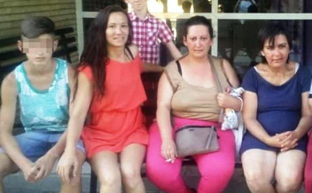 La fallecida, a la derecha, con dos hermanas que acusan a la Junta 