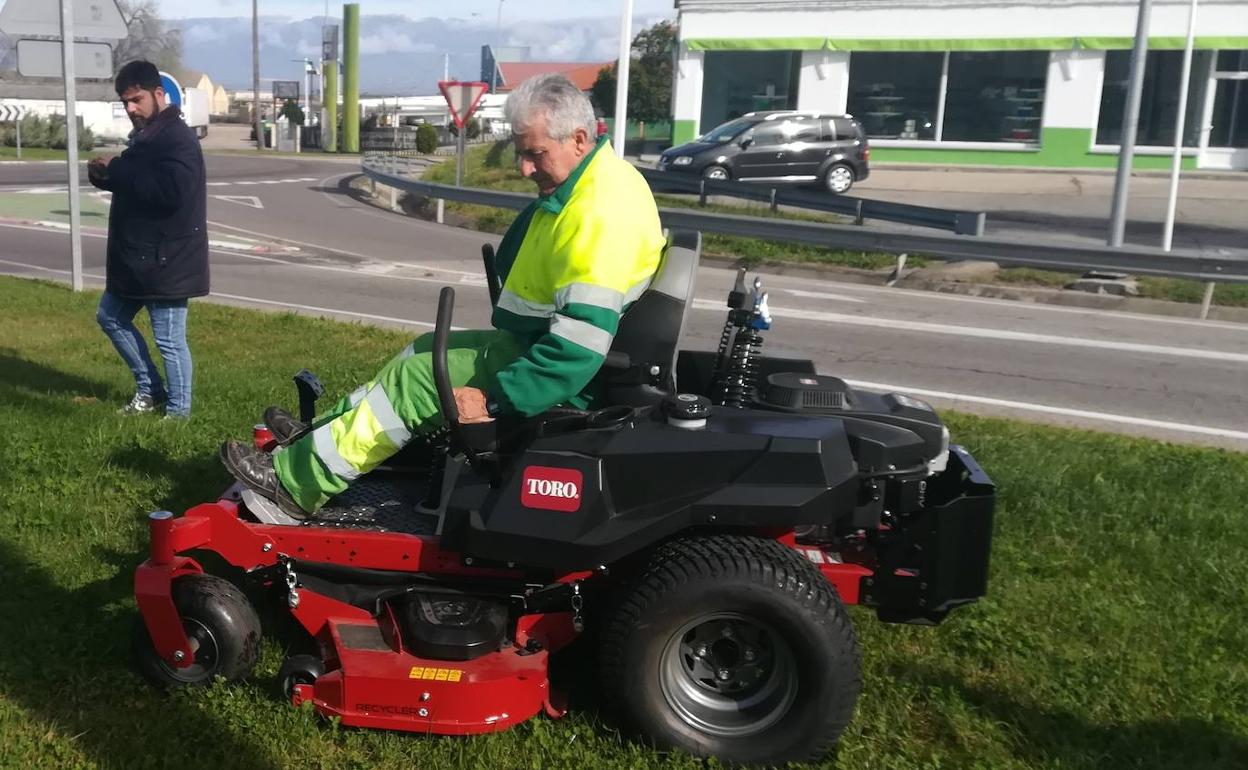 Los jardineros municipales estrenan segadora ecológica