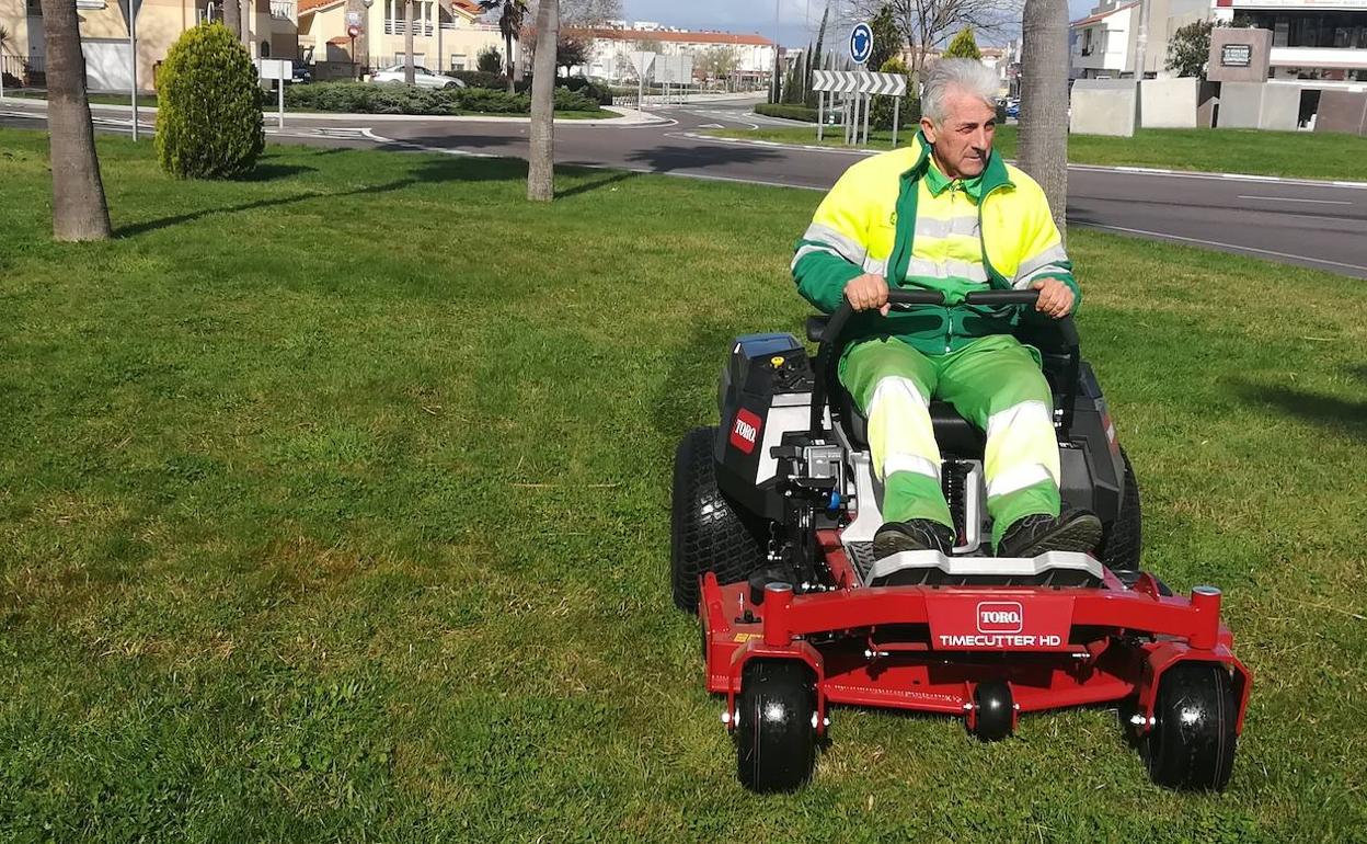 La jardinería municipal se refuerza con una segadora que recicla
