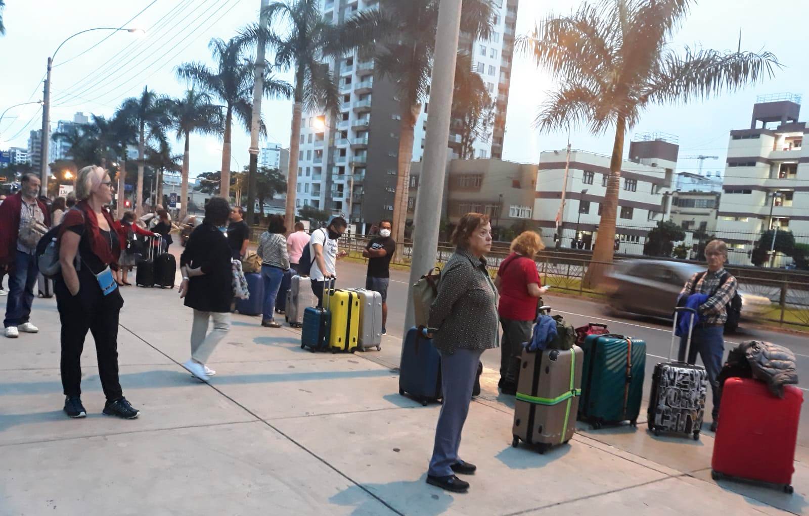 Esperando el autobús para dirigirse al aeropuerto 