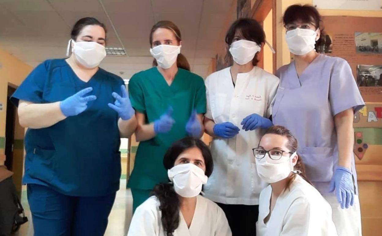 El Área de Salud de Cáceres valida el material de batas y pijamas del grupo 'El COVID-19 lo paramos todos'
