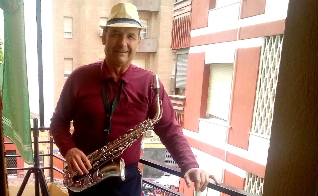 Los conciertos de Ricardo Cano, el músico de la terraza